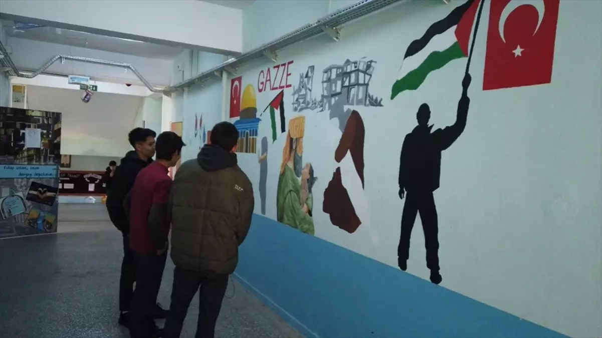 Adana’da okul duvarı Filistin’e destek için resimlerle süslendi