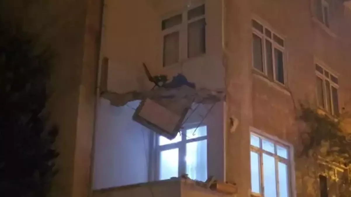 Kartal’da bir binada balkon çöktü, bina sakinleri tahliye edildi