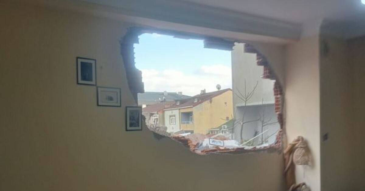 Sancaktepe’de inşaatta çalışan iş makinesi yan binanın duvarını yıktı