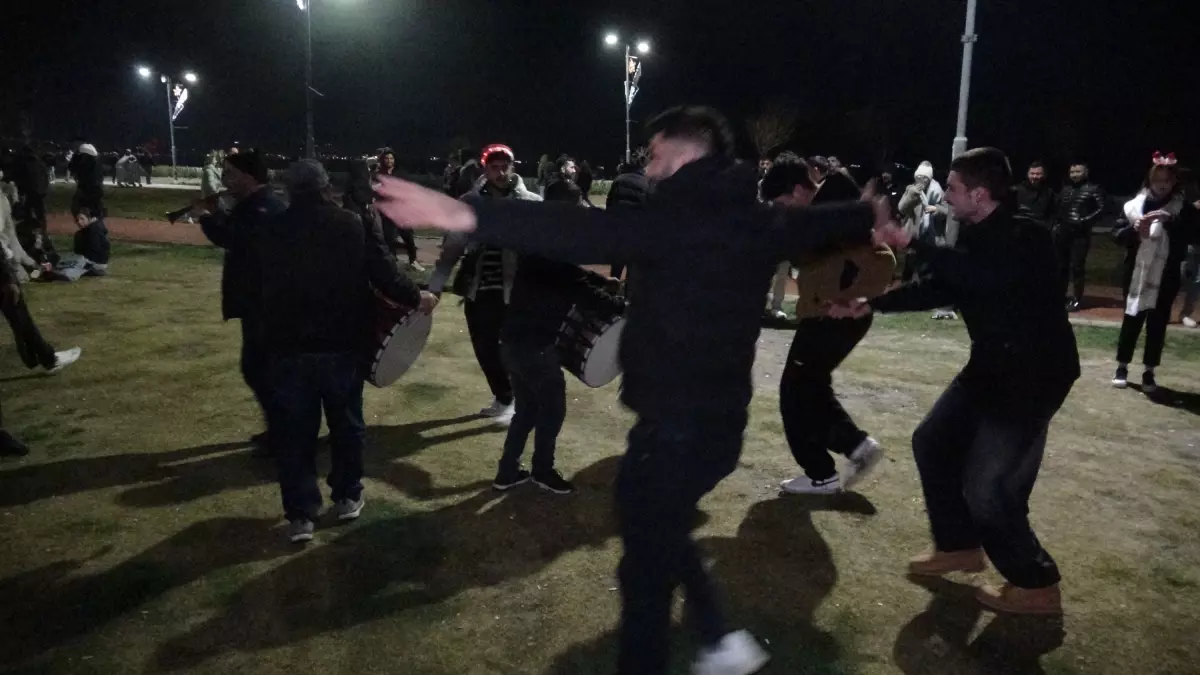 İzmir’de Yeni Yıl Coşkusu: Halay ve Eğlence