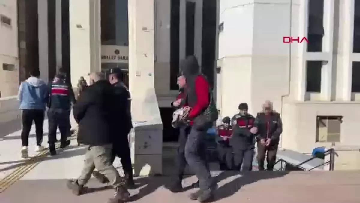 Balıkesir’de 23 Kaçak Göçmen ve 5 Organizatör Yakalandı