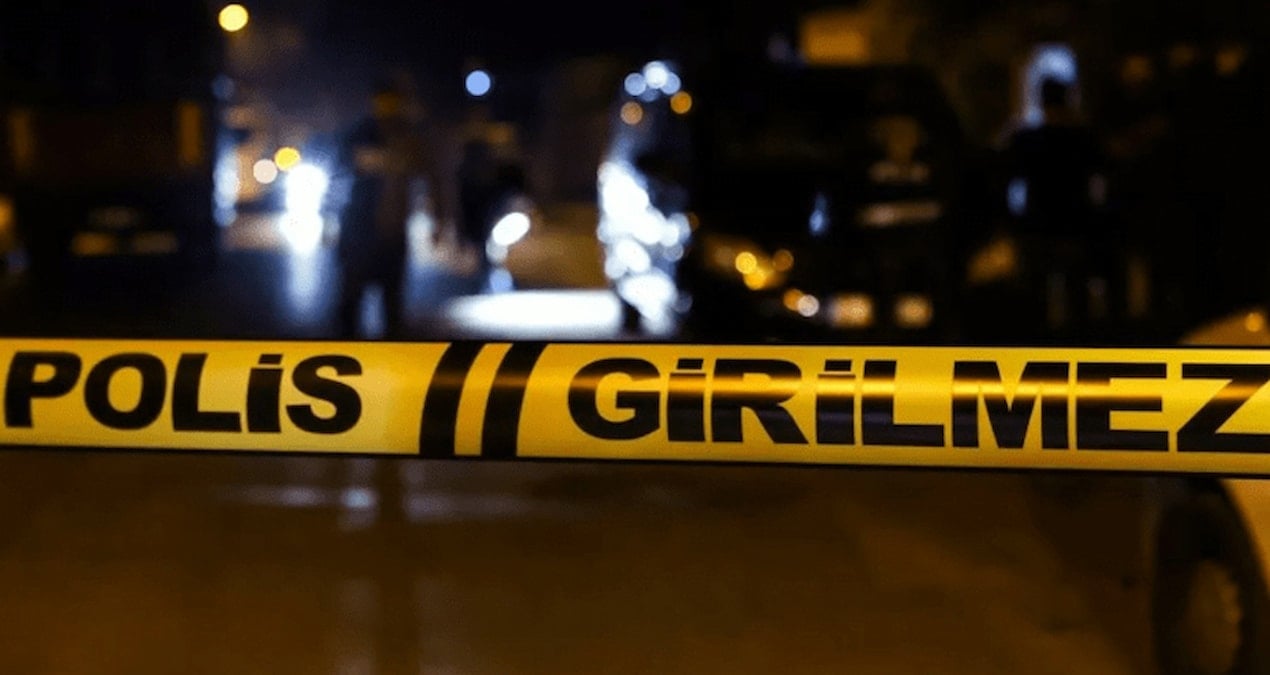 Sopayla dövdüğü babasını, başını taşla ezerek öldürdü